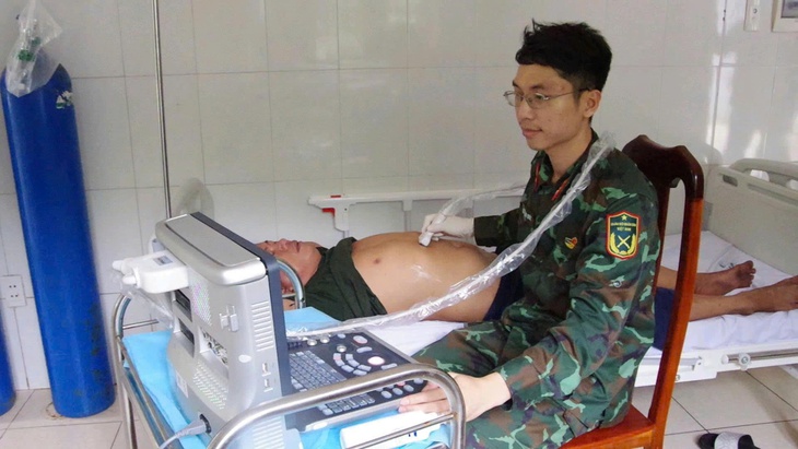 Bác sĩ  đảo Trường Sa cấp cứu ngư dân bị đau quặn thận- Ảnh 1.