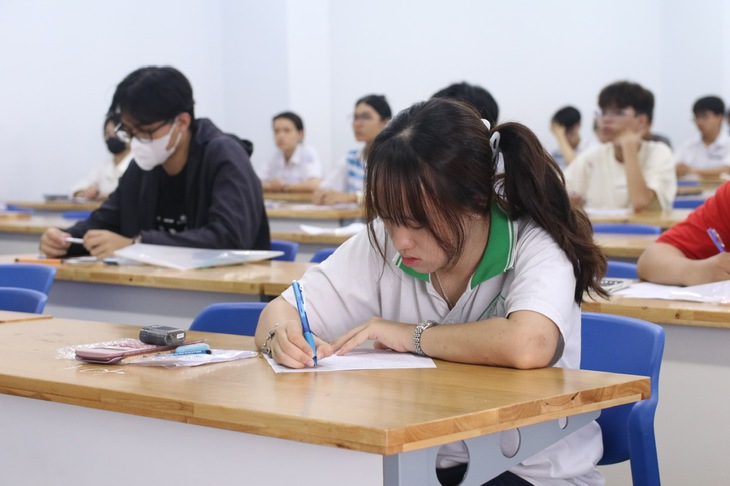 Giám thị làm mất giờ thi của thí sinh đánh giá năng lực, Hội đồng thi xin lỗi và hỗ trợ khắc phục hậu quả- Ảnh 1. Giám thị làm mất giờ thi của thí sinh đánh giá năng lực, Hội đồng thi xin lỗi và hỗ trợ khắc phục hậu quả- Ảnh 1.