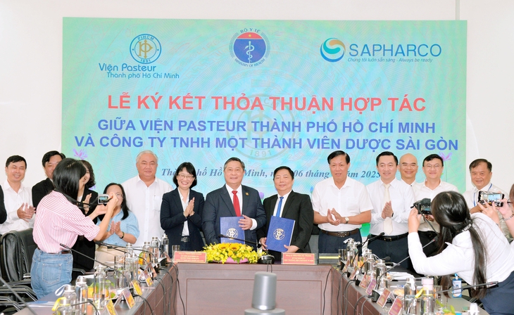 Thứ trưởng Bộ Y tế: ‘Viện Pasteur TPHCM cần sớm phối hợp thiết lập các đơn vị tiêm chủng ngoại thành’- Ảnh 2. Thứ trưởng Bộ Y tế: ‘Viện Pasteur TPHCM cần sớm phối hợp thiết lập các đơn vị tiêm chủng ngoại thành’- Ảnh 2.
