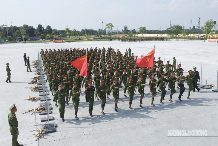 Chiến sĩ Công an miệt mài luyện tập dưới nắng hè chuẩn bị cho Lễ diễu binh, diễu hành dịp 2/9- Ảnh 1.