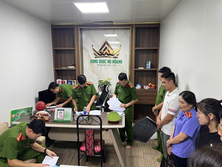 Khởi tố Giám đốc công ty Đông Dược Nữ Hoàng vì sản xuất mỹ phẩm không phép
- Ảnh 1.