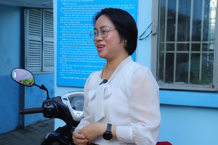 Thí sinh thi lớp 10 mắc bệnh teo cơ tuỷ được cõng lên phòng thi- Ảnh 1.