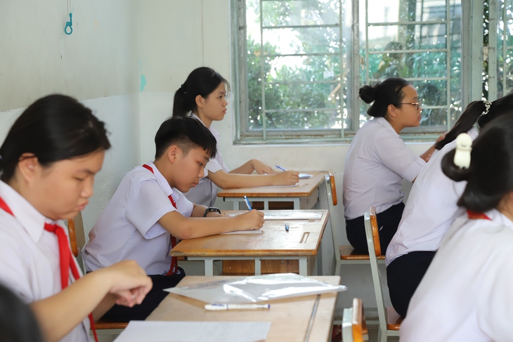 Thí sinh thi lớp 10 mắc bệnh teo cơ tuỷ được cõng lên phòng thi- Ảnh 3.