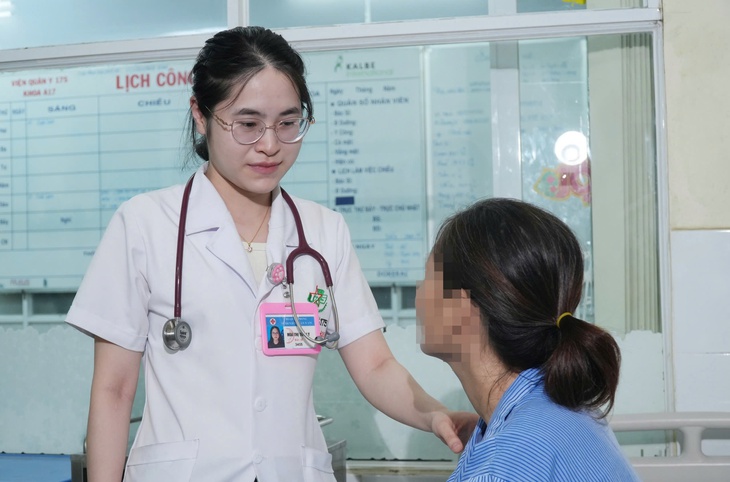 Chóng mặt, rong kinh kéo dài, cô gái 17 tuổi phát hiện mắc hội chứng tự miễn hiếm gặp- Ảnh 1. Chóng mặt, rong kinh kéo dài, cô gái 17 tuổi phát hiện mắc hội chứng tự miễn hiếm gặp- Ảnh 1.