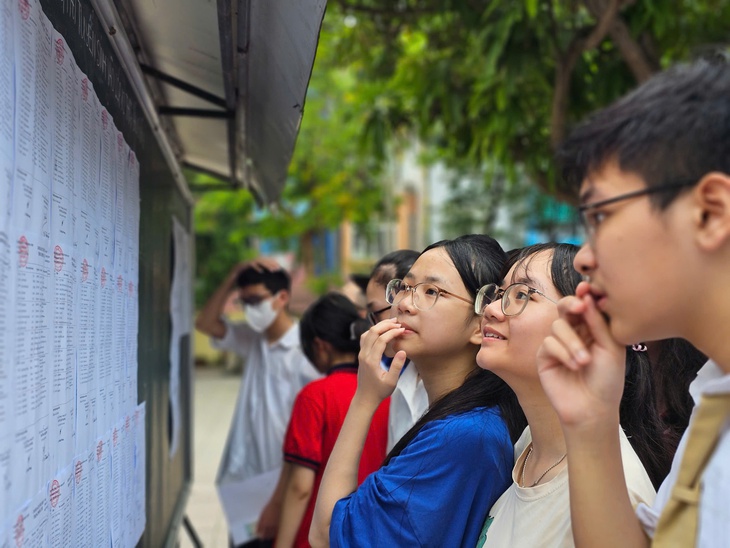 Hà Nội 'nóng' cùng sĩ tử làm thủ tục thi vào lớp 10- Ảnh 1.