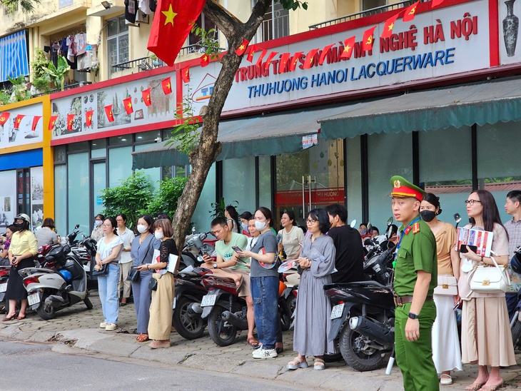 Nỗi lòng phụ huynh trước kỳ thi tuyển sinh lớp 10 năm 2025 tại Hà Nội- Ảnh 1.