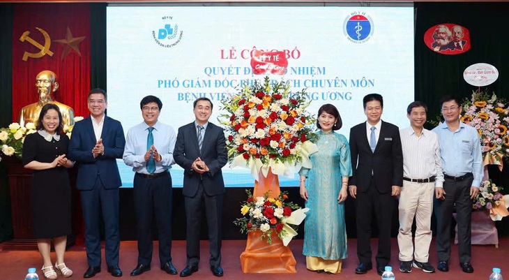 Thứ trưởng Bộ Y tế trao quyết định bổ nhiệm Phó Giám đốc phụ trách chuyên môn Bệnh viện Da liễu Trung ương- Ảnh 2. Thứ trưởng Bộ Y tế trao quyết định bổ nhiệm Phó Giám đốc phụ trách chuyên môn Bệnh viện Da liễu Trung ương- Ảnh 2.