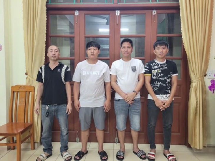 Tạm giữ hình sự chủ nhà xe chèn ép, bò trước đầu xe đối thủ để giành tuyến chở khách- Ảnh 2.