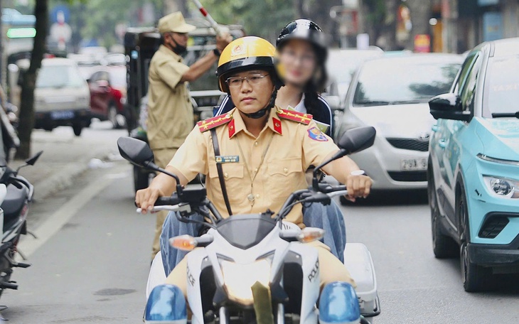 CSGT đưa nữ sinh gặp sự cố kịp thời đến điểm thi 