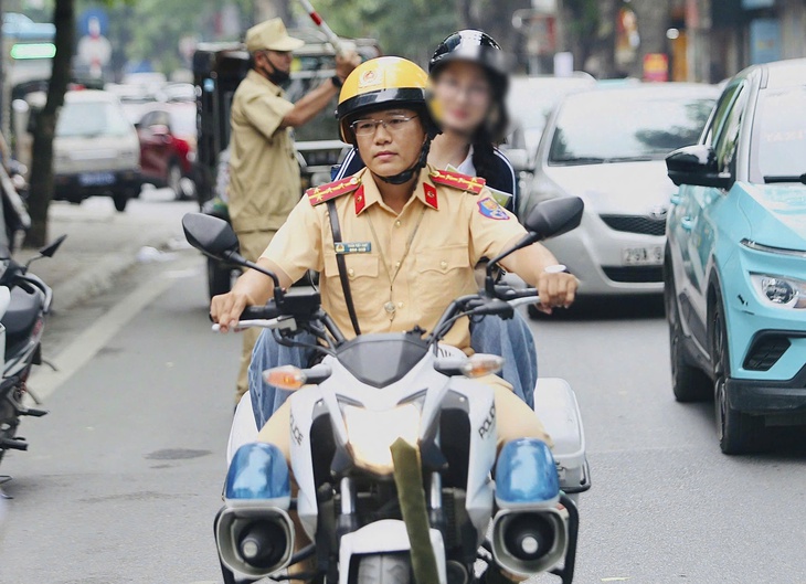CSGT đưa nữ sinh gặp sự cố kịp thời đến điểm thi - Ảnh 2.