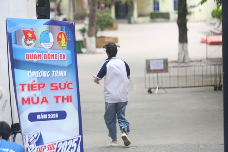 CSGT đưa nữ sinh gặp sự cố kịp thời đến điểm thi - Ảnh 3.