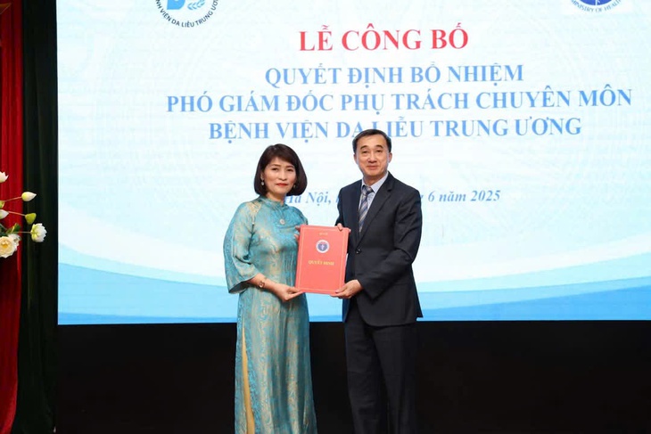 Thứ trưởng Bộ Y tế trao quyết định bổ nhiệm Phó Giám đốc phụ trách chuyên môn Bệnh viện Da liễu Trung ương- Ảnh 1. Thứ trưởng Bộ Y tế trao quyết định bổ nhiệm Phó Giám đốc phụ trách chuyên môn Bệnh viện Da liễu Trung ương- Ảnh 1.