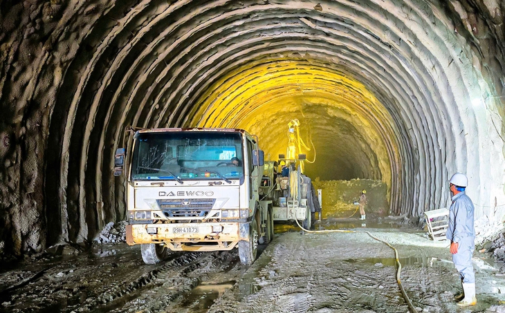 Cận cảnh đào hầm đường bộ xuyên qua dãy Hoành Sơn- Ảnh 8. Cận cảnh đào hầm đường bộ xuyên qua dãy Hoành Sơn- Ảnh 8.