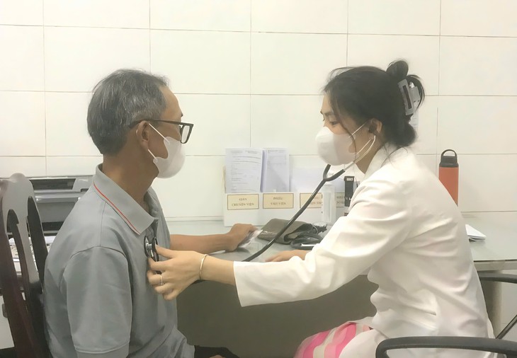 Cơ sở y tế ở Huế chủ động phòng chống COVID-19, lưu ý người bệnh nhóm nguy cơ cao- Ảnh 1.