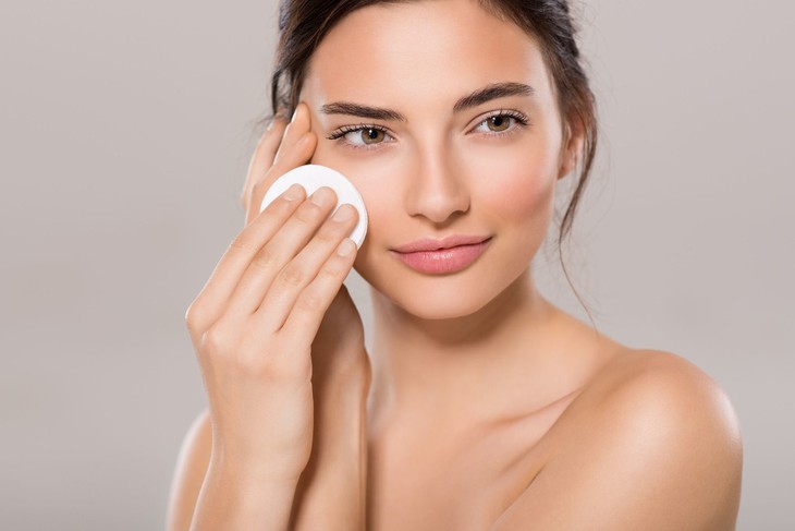 Tẩy trang đúng cách làm sạch da, ngừa mụn- Ảnh 2.