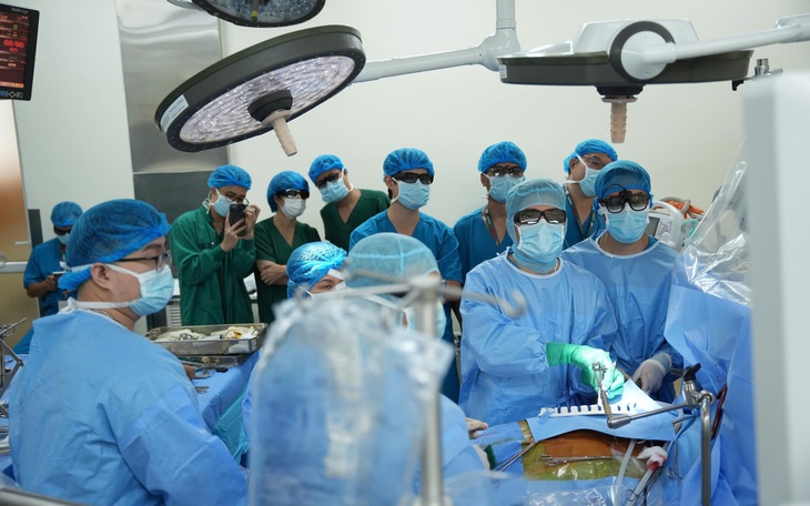 Bác sĩ Việt Nam trình diễn phẫu thuật nội soi toàn bộ thay cùng lúc 2 van tim trước chuyên gia quốc tế