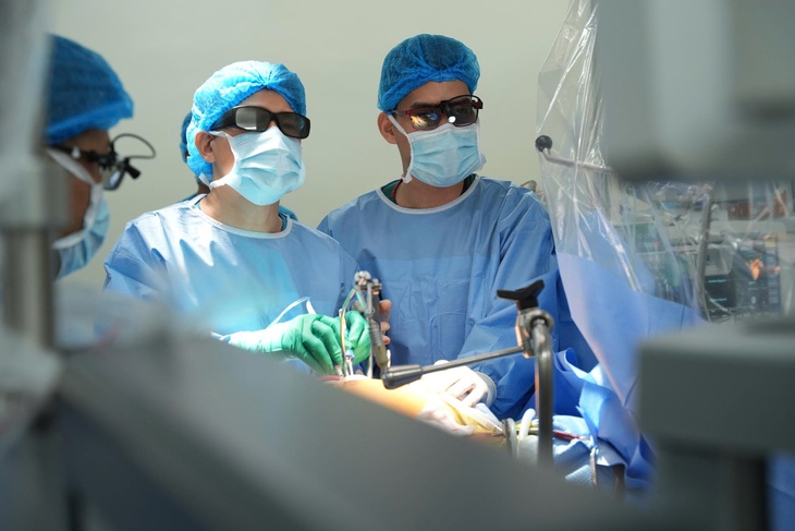 Bác sĩ Việt Nam trình diễn phẫu thuật nội soi toàn bộ thay cùng lúc 2 van tim trước chuyên gia quốc tế- Ảnh 1. Bác sĩ Việt Nam trình diễn phẫu thuật nội soi toàn bộ thay cùng lúc 2 van tim trước chuyên gia quốc tế- Ảnh 1.