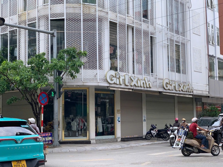 Cửa hàng thời trang, mỹ phẩm ở Thanh Hóa đồng loạt 'cửa đóng then cài'- Ảnh 2.