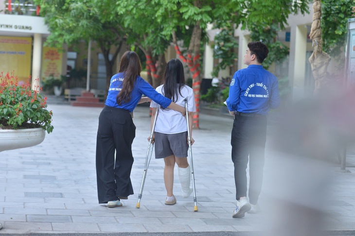 Những vòng tay yêu thương tiếp sức sĩ tử ngày thi lớp 10 Hà Nội- Ảnh 1. Những vòng tay yêu thương tiếp sức sĩ tử ngày thi lớp 10 Hà Nội- Ảnh 1.