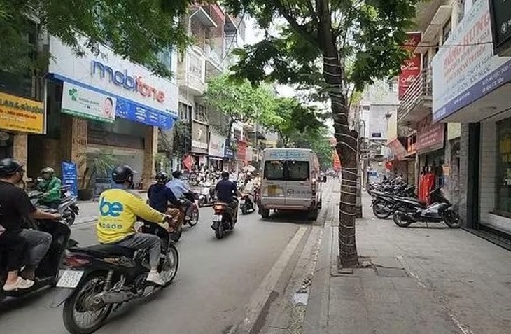 CSGT nói gì về việc ô tô đi vào đường ngược chiều trên phố Đội Cấn?- Ảnh 2.