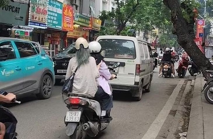 CSGT nói gì về việc ô tô đi vào đường ngược chiều trên phố Đội Cấn?- Ảnh 1.