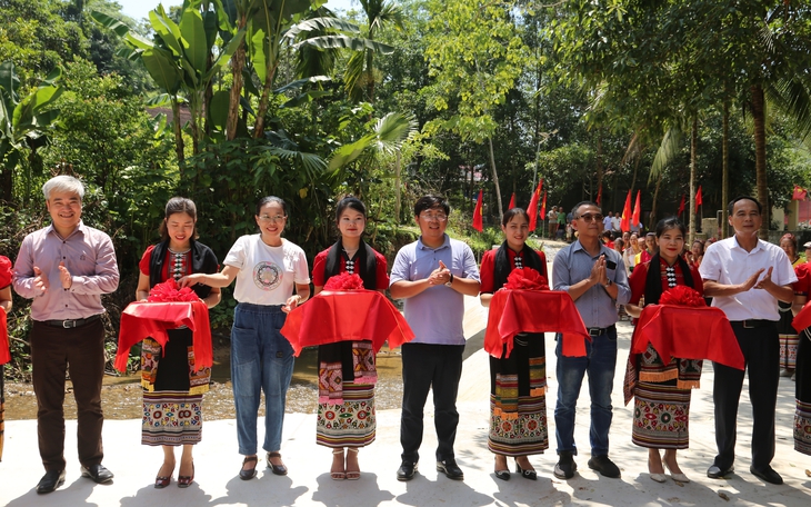 Báo Sức khỏe và Đời sống góp quà vui Xuân biên giới cùng đồng bào Mã Liềng- Ảnh 27.