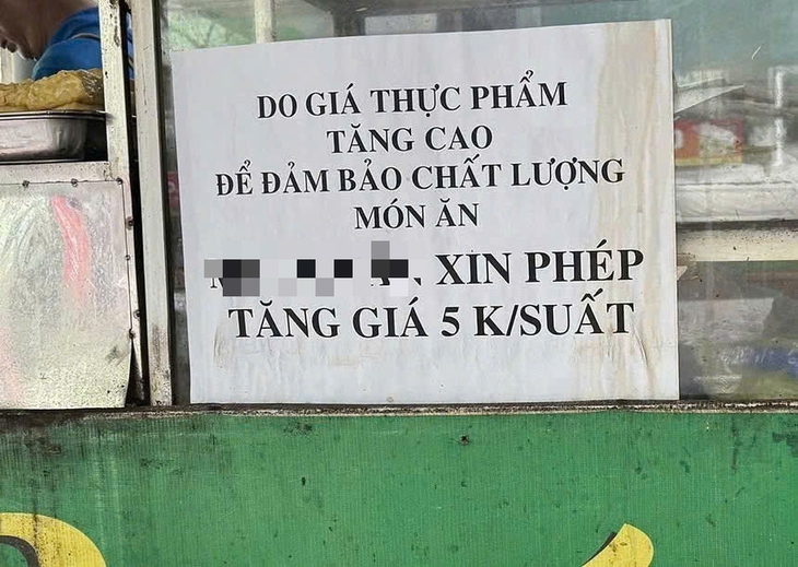 Nhiều quán ăn tăng giá, nhân viên văn phòng quay lại thói quen mang cơm đi làm- Ảnh 1.