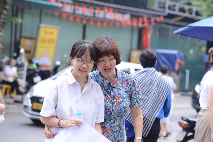 Hàng vạn thí sinh vượt ‘cửa ải’ cuối của kỳ thi vào lớp 10 ở Hà Nội- Ảnh 1.
