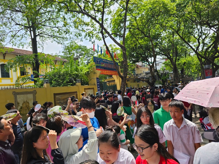 Sĩ tử Hà Nội vỡ òa cảm xúc sau khi hoàn thành kỳ thi vào lớp 10- Ảnh 1. Sĩ tử Hà Nội vỡ òa cảm xúc sau khi hoàn thành kỳ thi vào lớp 10- Ảnh 1.