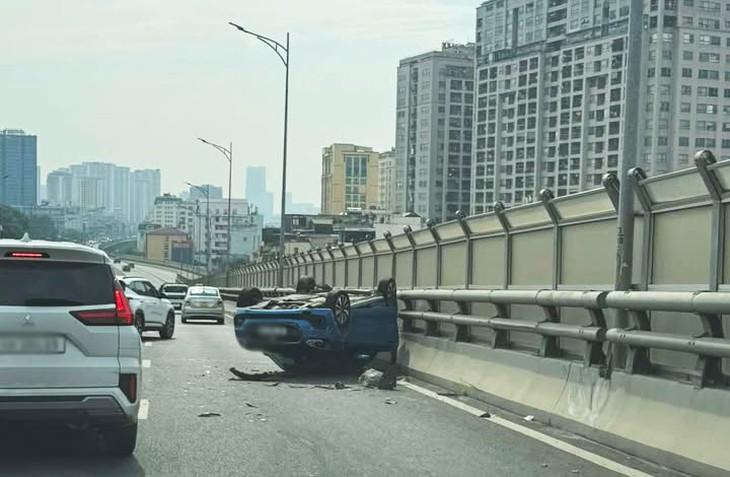 Ô tô 'ngửa bụng' sau tai nạn, tài xế mắc kẹt được cứu kịp thời- Ảnh 2.