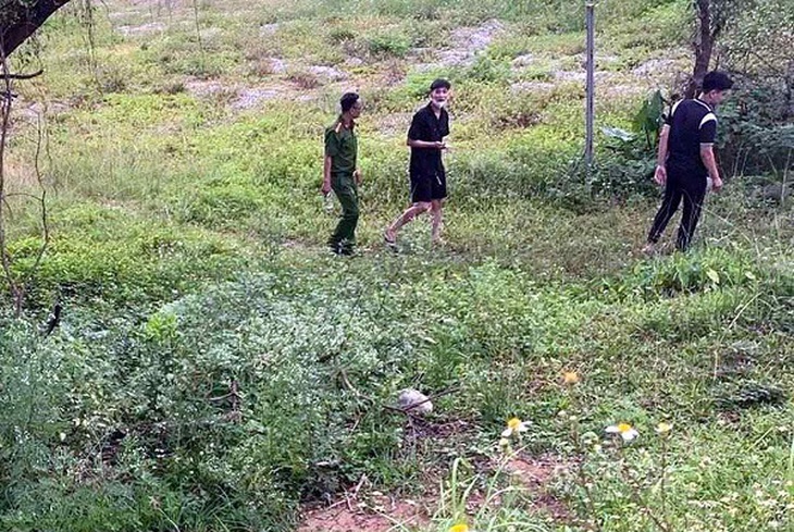 Lực lượng công an đang điều tra thi thể thanh niên treo trên cành cây- Ảnh 2. Lực lượng công an đang điều tra thi thể thanh niên treo trên cành cây- Ảnh 2.