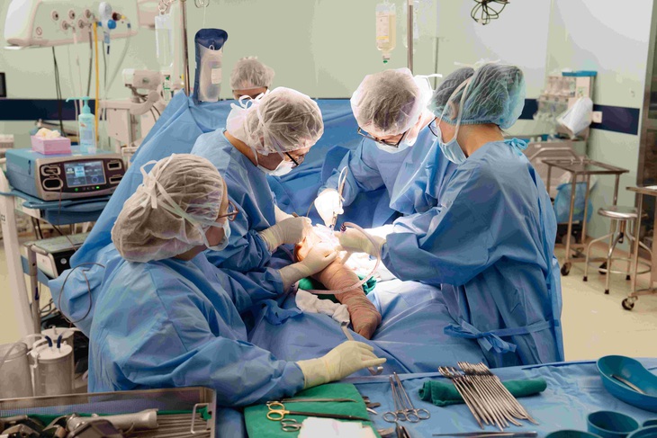 Vinmec lần đầu thay toàn bộ xương đùi cho bệnh nhi ung thư nhỏ tuổi- Ảnh 1. Vinmec lần đầu thay toàn bộ xương đùi cho bệnh nhi ung thư nhỏ tuổi- Ảnh 1.