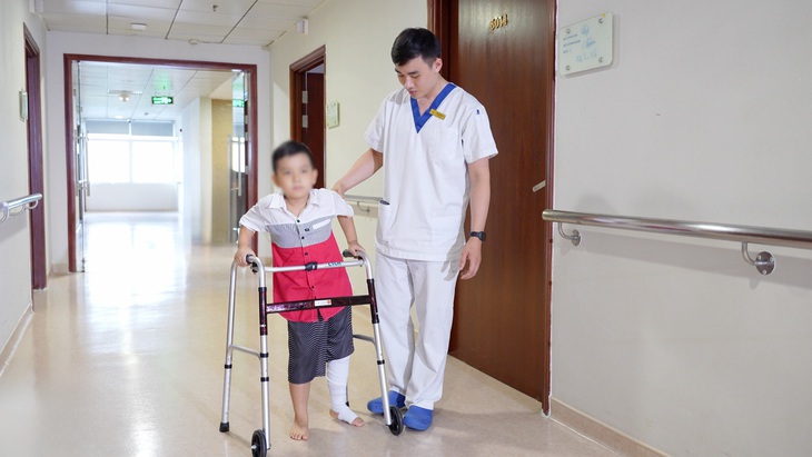 Vinmec lần đầu thay toàn bộ xương đùi cho bệnh nhi ung thư nhỏ tuổi- Ảnh 2. Vinmec lần đầu thay toàn bộ xương đùi cho bệnh nhi ung thư nhỏ tuổi- Ảnh 2.