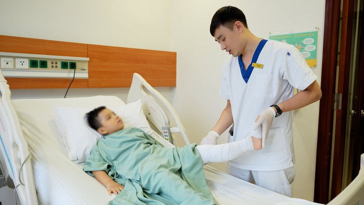 Vinmec lần đầu thay toàn bộ xương đùi cho bệnh nhi ung thư nhỏ tuổi- Ảnh 3. Vinmec lần đầu thay toàn bộ xương đùi cho bệnh nhi ung thư nhỏ tuổi- Ảnh 3.