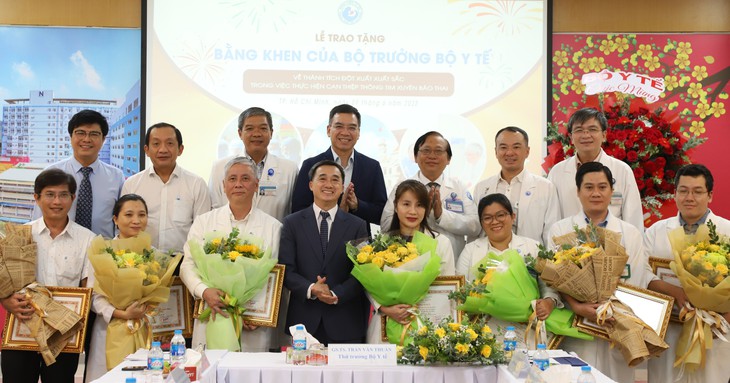Bộ trưởng Bộ Y tế tặng Bằng khen ê- kíp thông tim bào thai cho thai phụ Singapore - Ảnh 2.