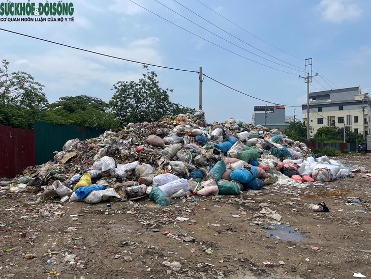 Rác thải lại chất thành 'núi' tại La Phù, Hà Nội- Ảnh 2.