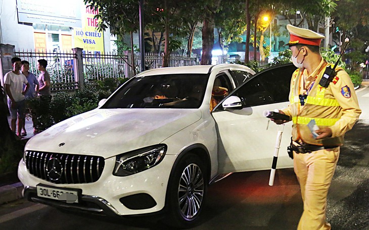 Quay đầu né chốt nồng độ cồn, tài xế xe sang vẫn nhận "combo" phạt