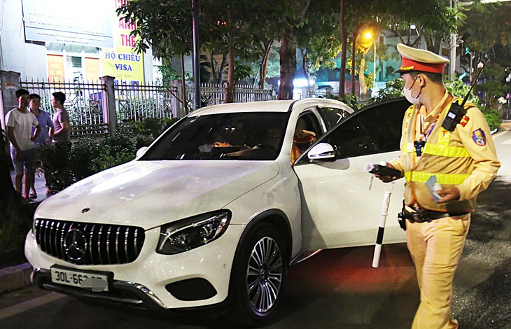 Quay đầu né chốt nồng độ cồn, tài xế xe sang vẫn nhận 'combo' phạt- Ảnh 2.