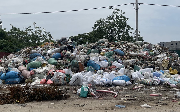 Rác thải lại chất thành "núi" tại La Phù, Hà Nội