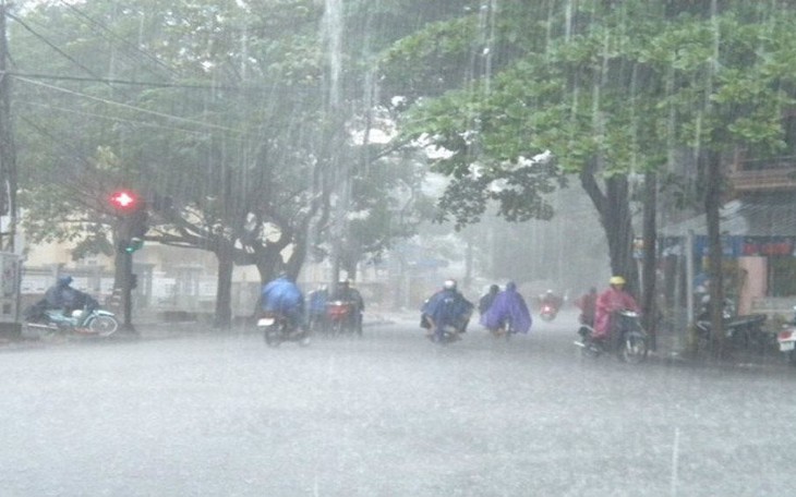 Sáng nay Hà Nội mưa dông có thể kèm theo lốc xoáy, nguy hiểm khi di chuyển ngoài trời- Ảnh 2.