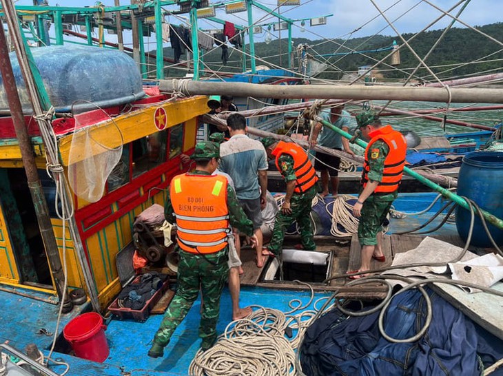 Bộ đội Biên phòng cứu 4 ngư dân đánh cá gặp nạn trên biển- Ảnh 1.