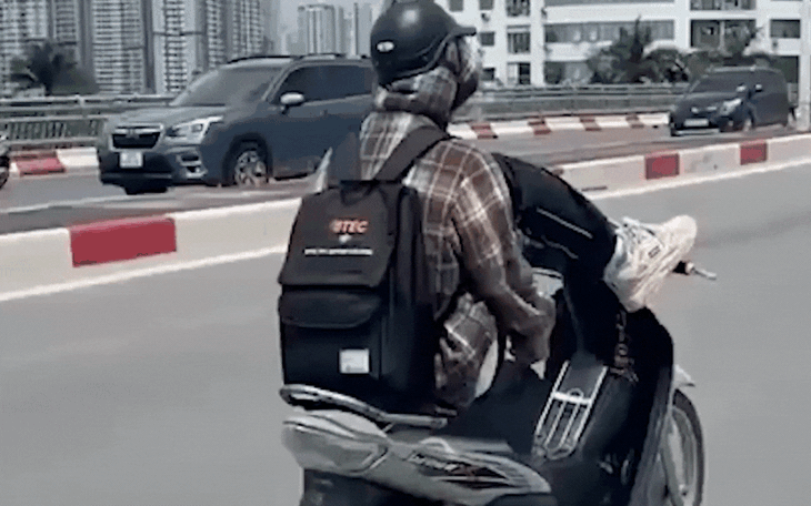 Video thanh niên dùng chân lái xe máy trên cầu vượt tại Hà Nội