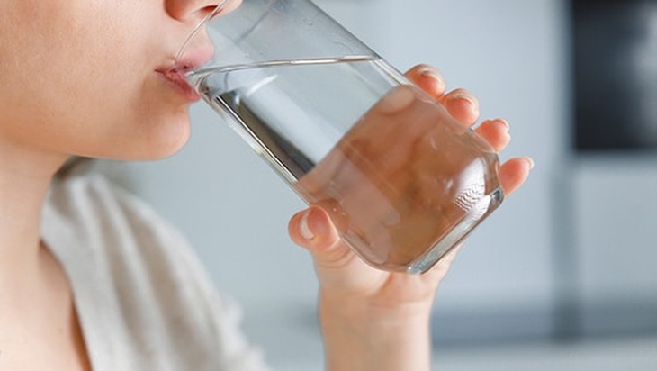 Uống đủ 2 lít nước mỗi ngày có 6 lợi ích vàng cho sức khỏe- Ảnh 1.