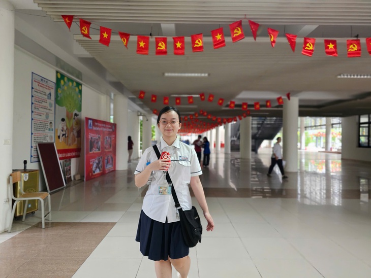 Sĩ tử Hà thành tiếp tục chinh phục kỳ thi lớp 10 chuyên đầy cam go- Ảnh 5. Sĩ tử Hà thành tiếp tục chinh phục kỳ thi lớp 10 chuyên đầy cam go- Ảnh 5.