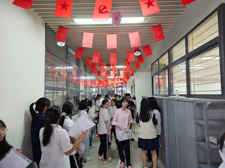 Sĩ tử Hà thành tiếp tục chinh phục kỳ thi lớp 10 chuyên đầy cam go- Ảnh 8. Sĩ tử Hà thành tiếp tục chinh phục kỳ thi lớp 10 chuyên đầy cam go- Ảnh 8.