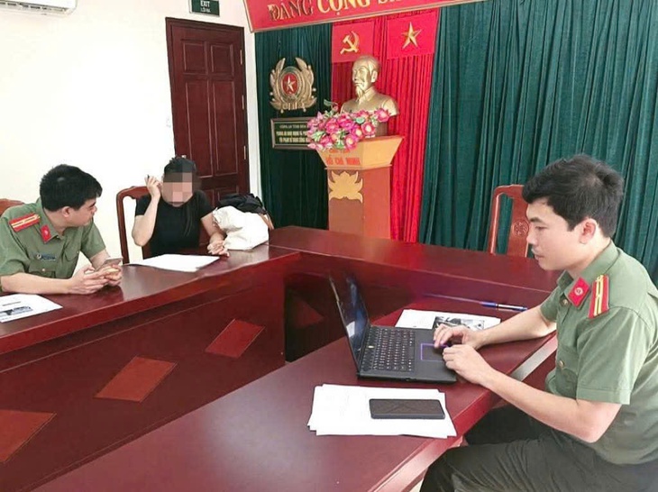 Triệu tập người phụ nữ đăng clip bạo lực học đường lên mạng xã hội- Ảnh 2.