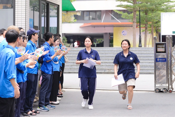 Thí sinh thở phào nhẹ nhõm, hoàn thành kỳ thi lớp 10 chuyên Hà Nội- Ảnh 1.