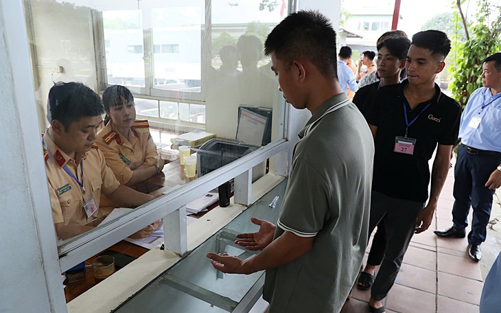 Thi sát hạch GPLX tại Hà Nội: Gần 1.300 người dự thi, chỉ 44% đạt