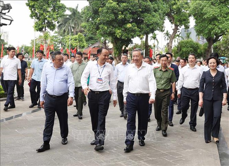 Tổng Bí thư kiểm tra hoạt động của chính quyền địa phương hai cấp tại phường Tây Hồ- Ảnh 1. Tổng Bí thư kiểm tra hoạt động của chính quyền địa phương hai cấp tại phường Tây Hồ- Ảnh 1.
