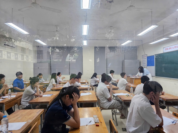 Đề Toán, Tiếng Anh thi tốt nghiệp THPT gây 'choáng', Bộ GD&ĐT giải thích- Ảnh 1.